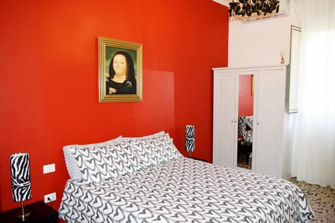 Bed, Photo of the whole room, Decorative detail, Bedroom, wardrobe