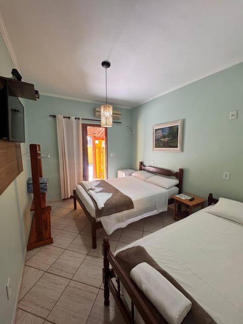 Bed, TV and multimedia, Bedroom