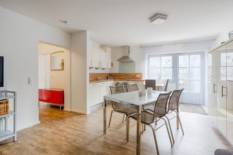 TV and multimedia, Kitchen or kitchenette, Living room, Seating area, Dining area