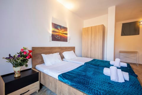 Bed, Bedroom, towels