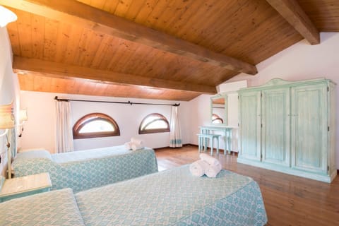 Bed, Photo of the whole room, Decorative detail, Bedroom