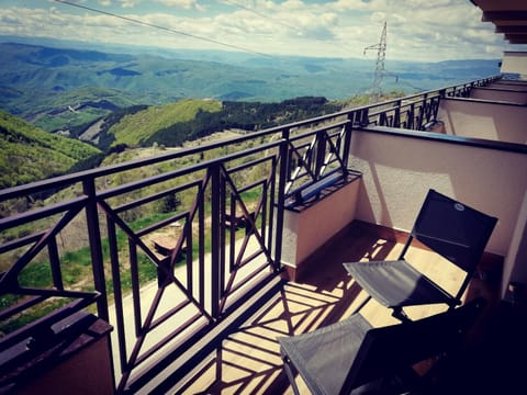 Balcony/Terrace, Mountain view