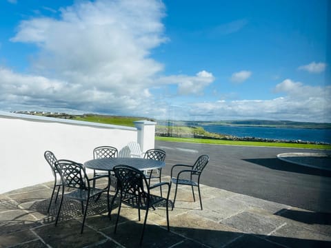 Beside the sea & minutes from Cliffs-Clahane Shore Lodge House in County Clare