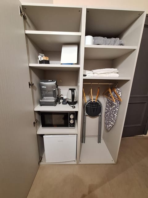 Coffee/tea facilities, minibar, oven, toaster, wardrobe