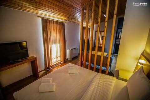 Communal lounge/ TV room, Bed, TV and multimedia, Living room, Photo of the whole room, Seating area, Dining area, Bedroom