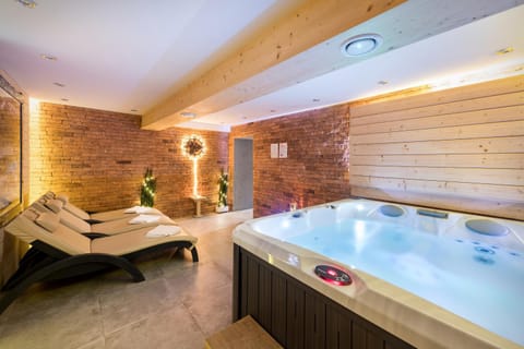 Massage, Sauna, Spa and wellness centre/facilities