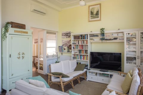 TV and multimedia, Living room, Seating area, air conditioner