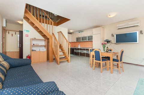 TV and multimedia, Coffee/tea facilities, Kitchen or kitchenette, Living room, Seating area, Dining area