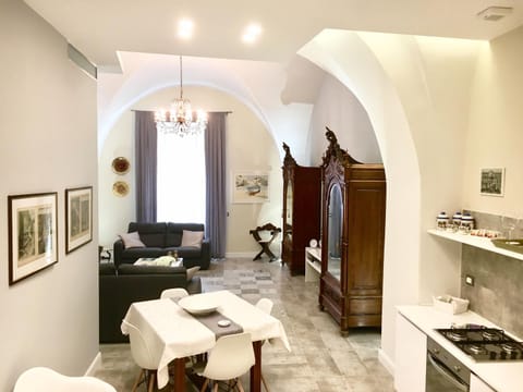 Photo of the whole room, Decorative detail