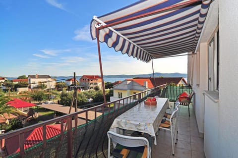 View (from property/room), Balcony/Terrace, Seating area, City view, Sea view, Street view, Area and facilities