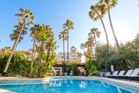 Property building, Garden, Swimming pool