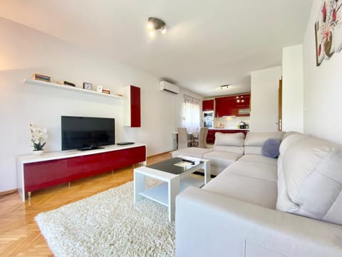 TV and multimedia, Living room, Seating area, Evening entertainment