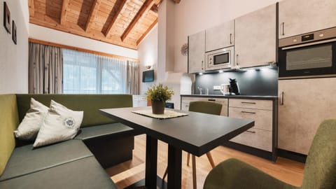 Kitchen or kitchenette, Seating area, Dining area, dishwasher, minibar, stove