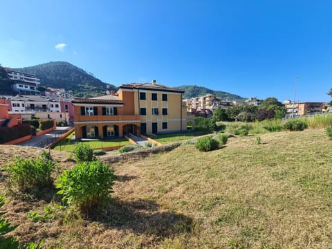 Property building, Nearby landmark, Neighbourhood, Garden