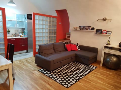 TV and multimedia, Kitchen or kitchenette, Living room, Food and drinks, Seating area, Dining area, Family