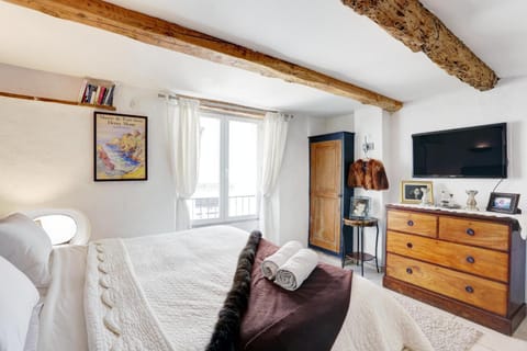 Bed, TV and multimedia, Photo of the whole room, Bedroom