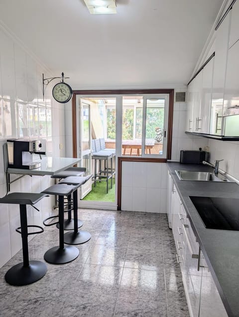 Kitchen or kitchenette, Dining area, dishwasher, stove