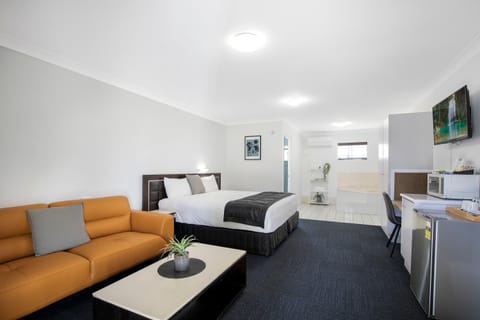 Property building, Bed, Hot Tub, Bedroom