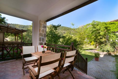 Spring, Day, Natural landscape, Garden, View (from property/room), Balcony/Terrace, Garden view, Mountain view