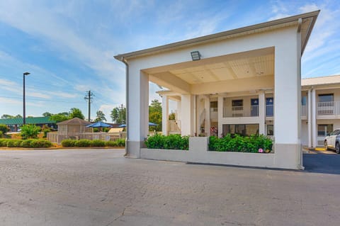 Property building, Facade/entrance, Day, On site, Time of day
