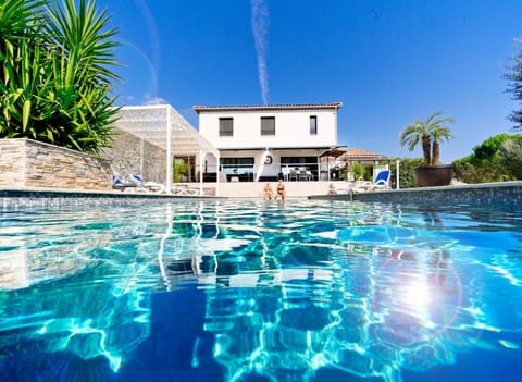 Property building, Day, Swimming pool, Swimming pool