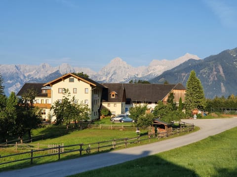 Property building, Facade/entrance, Off site, Neighbourhood, Natural landscape, Summer, Garden, Garden, Hiking, Garden view, Garden view, Mountain view, Mountain view, Family, Family, Family