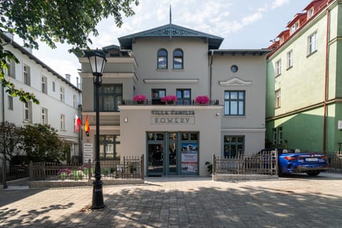 Property building, Facade/entrance, Day, Balcony/Terrace, Balcony/Terrace, Location