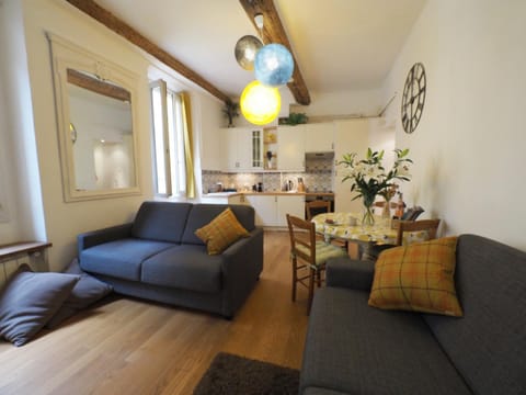 Photo of the whole room, Seating area