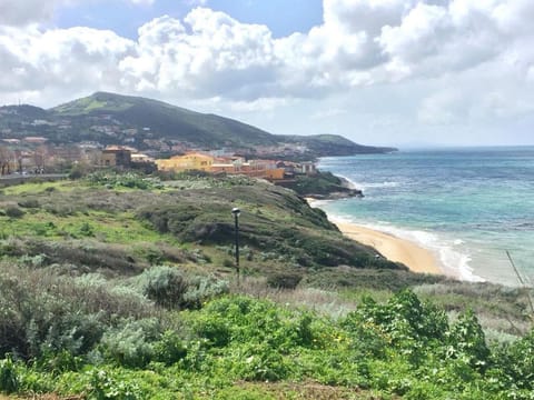 Nearby landmark, Neighbourhood, Natural landscape, Beach, Area and facilities