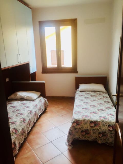 Staff, Bed, People, Bedroom, Family