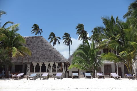 Property building, Facade/entrance, Day, Natural landscape, Beach, sunbed, air conditioner, air conditioner
