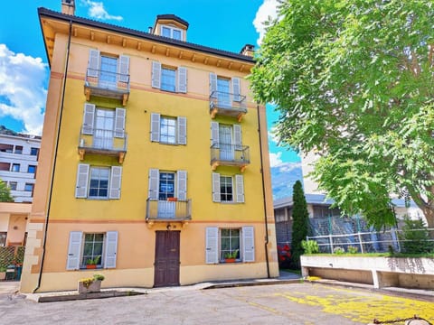 Property building, Spring, Day, Neighbourhood, Summer, Autumn, Street view, Location, Parking