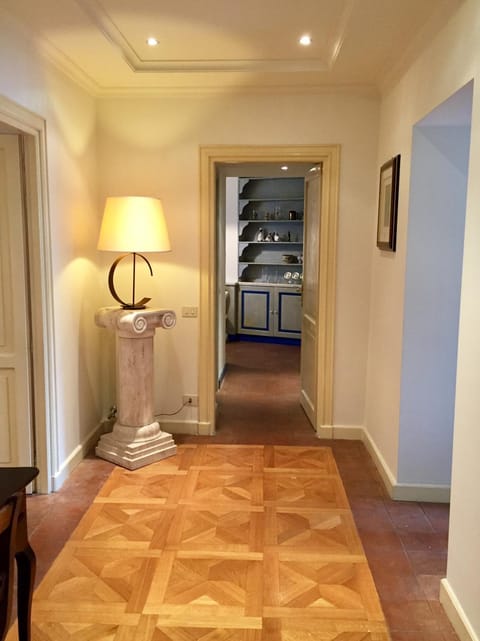 Photo of the whole room, Decorative detail