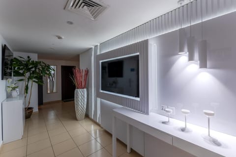Communal lounge/ TV room, TV and multimedia, Lobby or reception