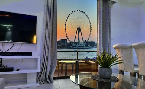 Communal lounge/ TV room, Living room, Sea view