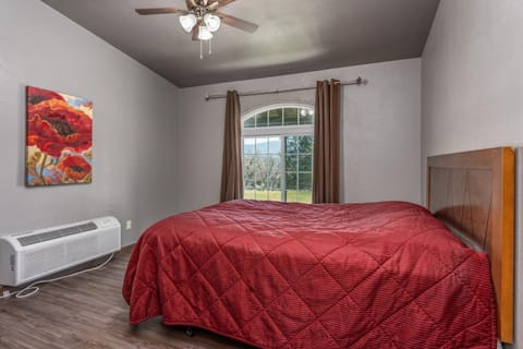 Mountain Trail Lodge and Vacation Rentals Nature lodge in Oakhurst