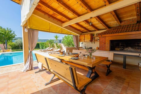 BBQ facilities, Dining area, Pool view, Swimming pool, heating, sunbed