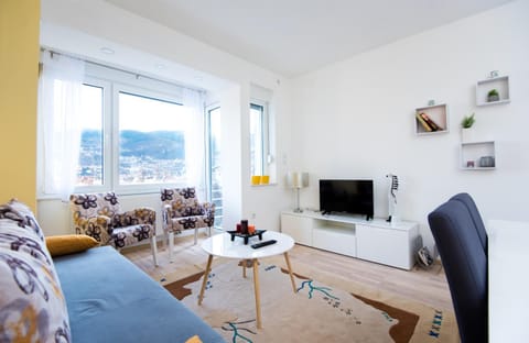 Balcony/Terrace, Living room, Decorative detail, Seating area, City view, Mountain view, Street view