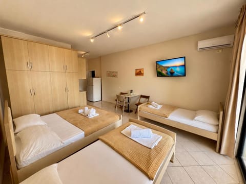 Bed, TV and multimedia, Photo of the whole room, Bedroom, towels, wardrobe, air conditioner