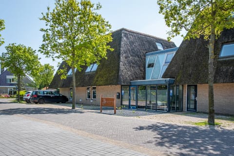 Property building, Facade/entrance, Lobby or reception, Parking