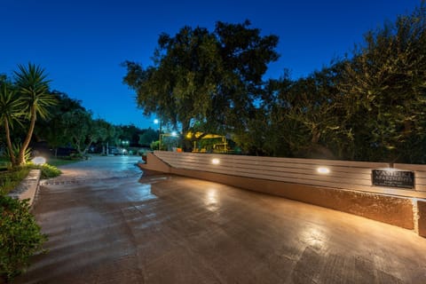 Facade/entrance, Night