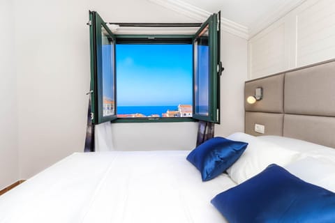 Bed, Natural landscape, Photo of the whole room, Bedroom, Sea view