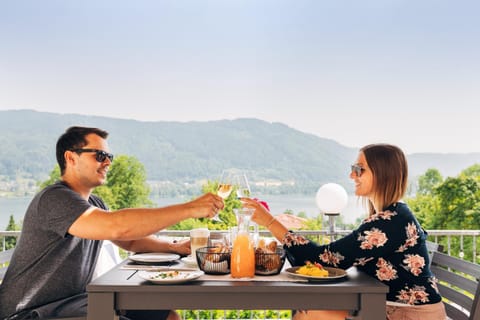 People, Natural landscape, View (from property/room), Balcony/Terrace, Food and drinks, Guests, Mountain view, Drinks, Alcoholic drinks