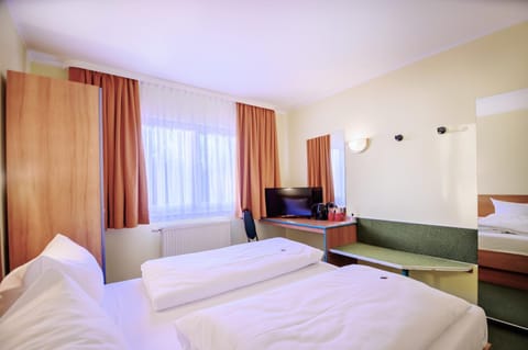 Bed, TV and multimedia, Photo of the whole room