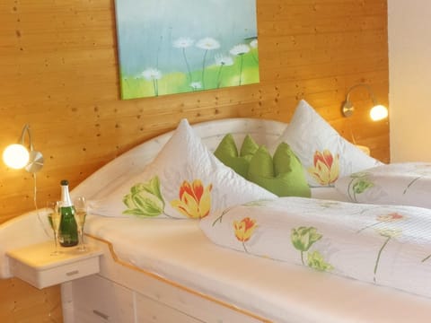 Bed, Photo of the whole room, Decorative detail, Bedroom