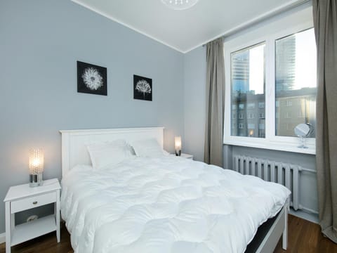 Bedroom, City view