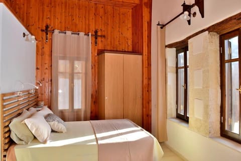 Charming stone corner house Apartment in Chania