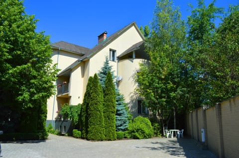 Property building, Day, Garden, Garden view