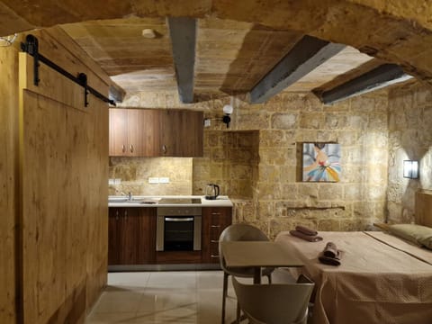 Bed, Kitchen or kitchenette, Photo of the whole room, Dining area, Bedroom