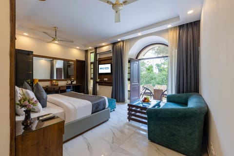 Bed, TV and multimedia, Living room, Photo of the whole room, Seating area, Bedroom